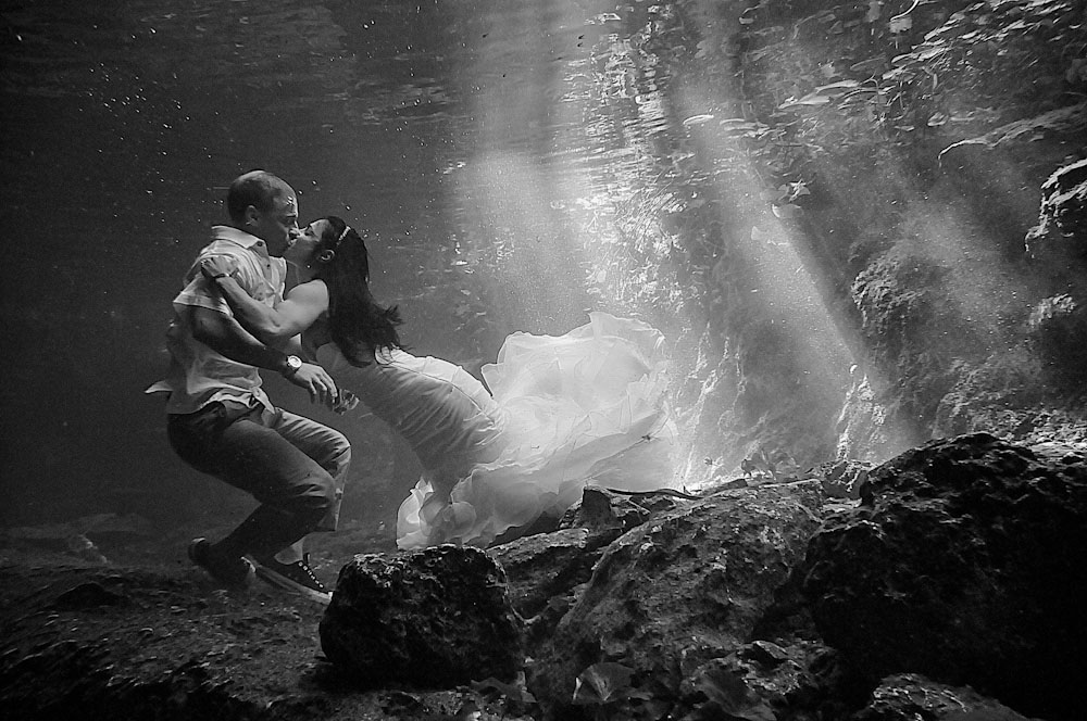 underwater wedding photography